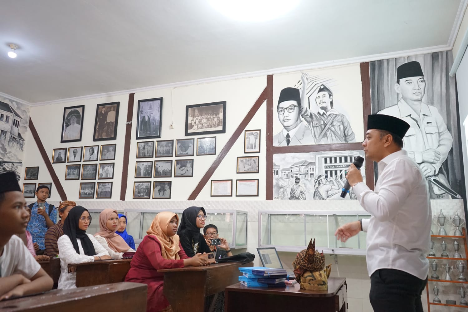 juga sempat mengajar Sekolah Kebangsaan di SDN Sulung. 
