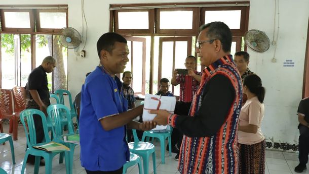 Bupati Nagekeo Serahkan SPPT PBB P2 Tahun 2023 kepada Para Kepala Desa dan Lurah di Kecamatan Nangaroro