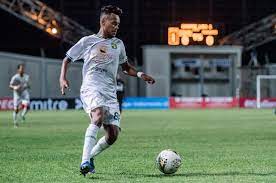 Alwi Slamat saat membela Persebaya Surabaya