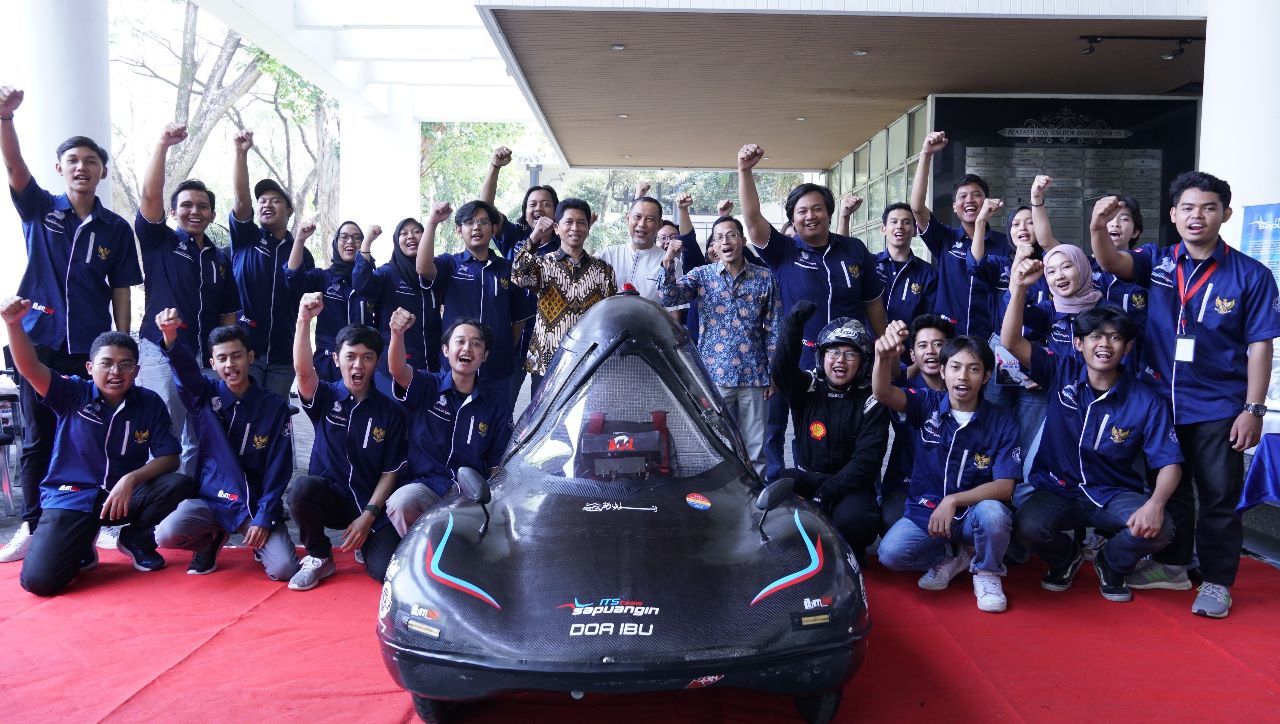 Tim Sapuangin ITS yang berbangga sudah bisa meluncurkan mobil ramah lingkungan.