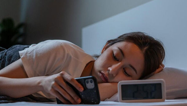 Awas! Main HP Seharian Bikin Rusak  Mata & Otak