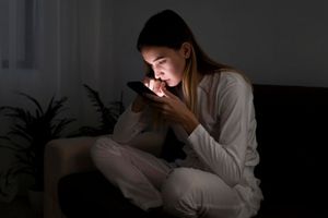 Berikut beberapa alasan yang dapat menjelaskan mengapa Anda sebaiknya tidak tidur di samping ponsel ketika malam hari.