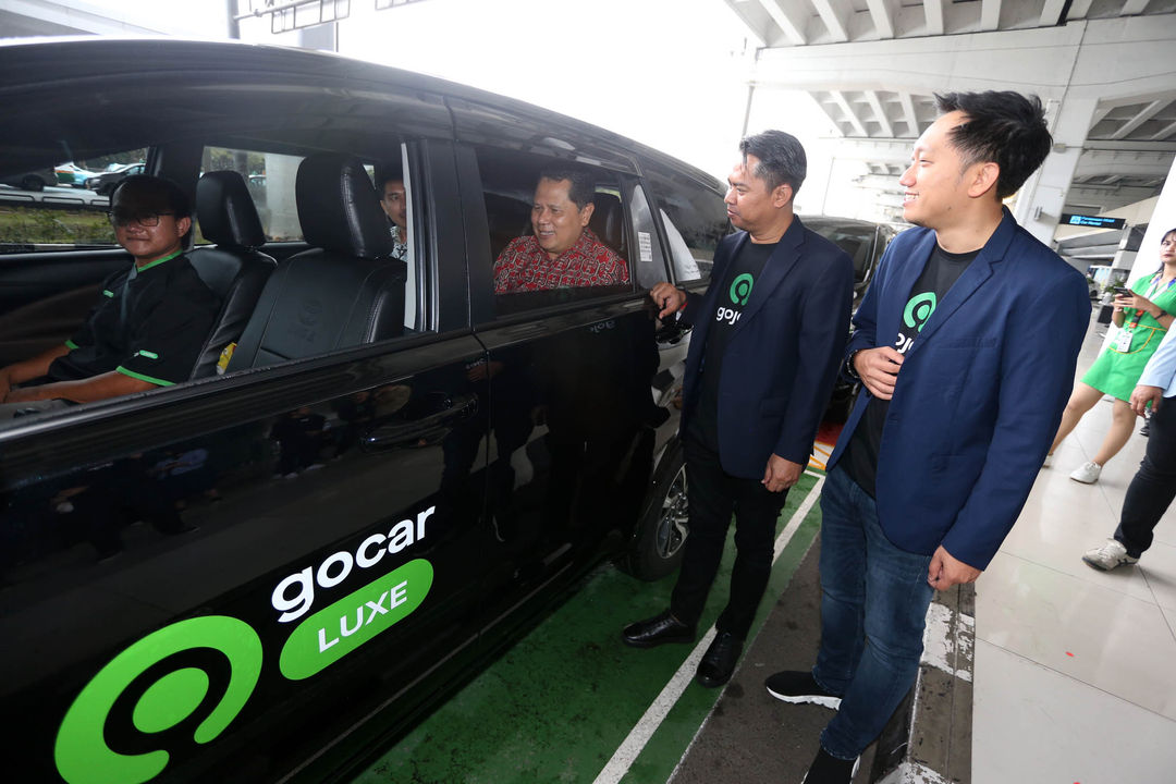 Inspektur Bandar Udara, Direktorat Bandar Udara Kementerian Perhubungan Republik Indonesia Prayoga Nugraha - Executive General Manager Logistic & Commercial Angkasa Pura II Agus Haryadi didampingi Head of Region & External Affairs Gojek Gede Manggala - Head of Commercial Transportation & Logistic Gojek Steven Halim saat mencoba layanan GoCar Luxe Instant di Terminal 3 Bandar Udara Internasional Soekarno Hatta,Tangerang, 19 Juni 2023. Foto : Panji Asmoro/TrenAsia.