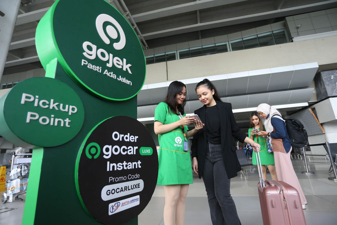 Nampak petugas tengah melayani calon penumpang  memesan layanan GoCar Luxe Instant di Bandar Udara Internasional Soekarno Hatta, Tangerang. 19 Juni 2023. Foto : Panji Asmoro/TrenAsia