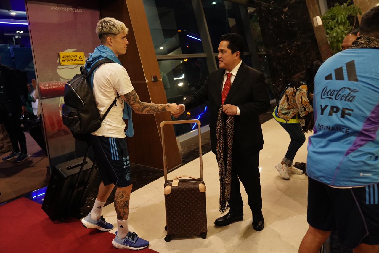 Ketua Umum PSSI, Erick Thohir (kanan) menyambut kehadiran striker Timnas Argentina, Alejandro Garnacho, dan rombongan di Jakarta pekan lalu. 