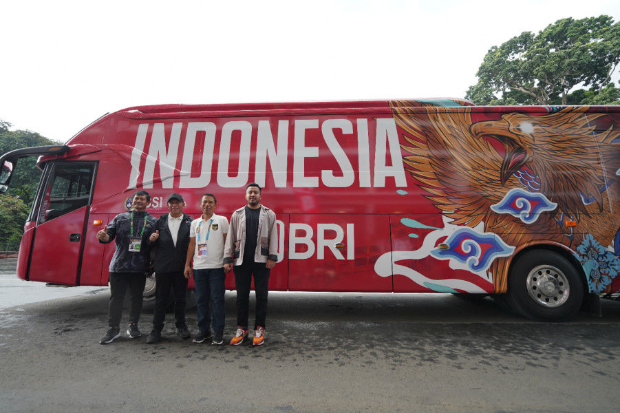 Jajaran PSSI menerima bantuan bus baru dari BRI di Jakarta, Minggu 18 Juni 2023.