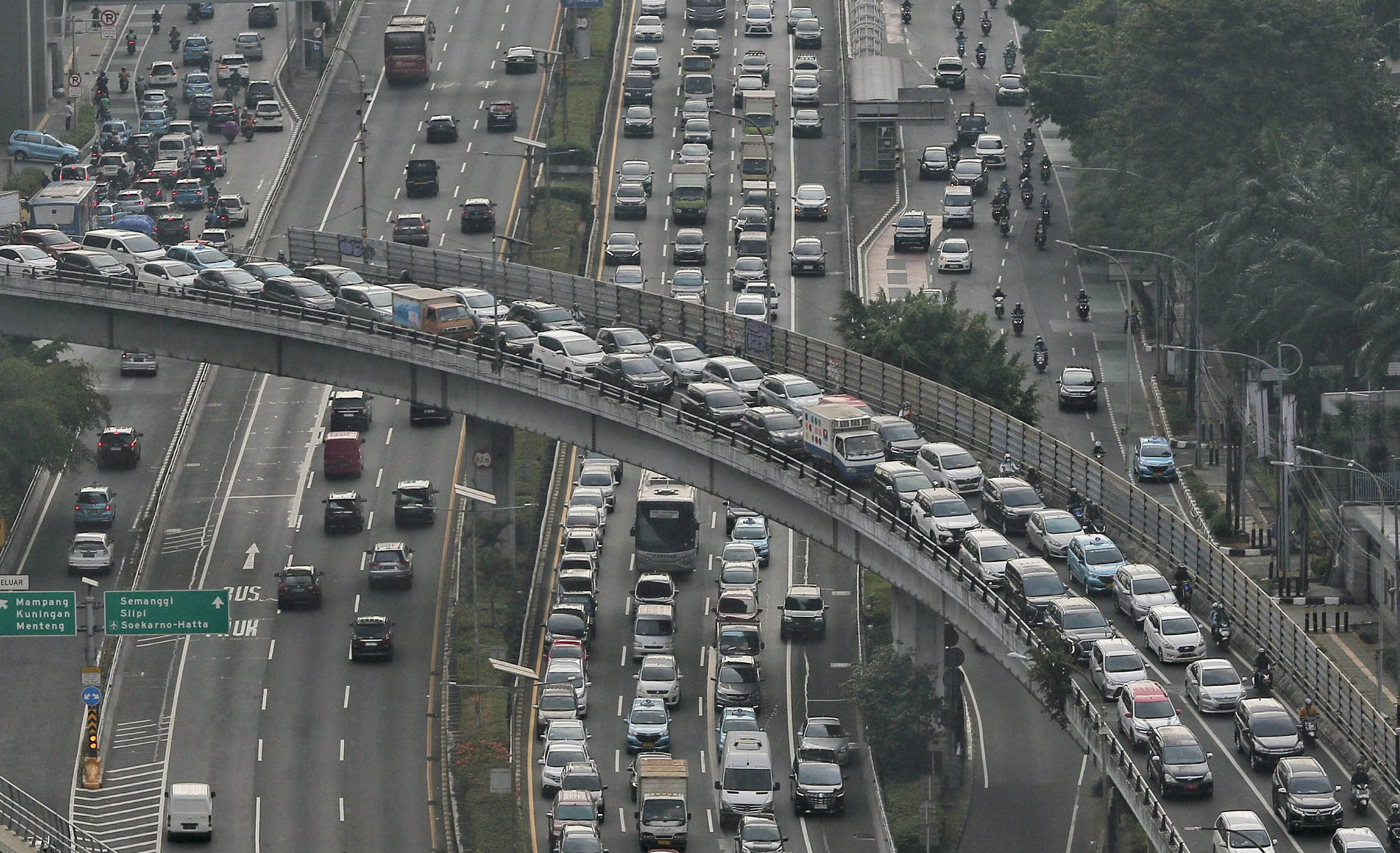 Nampak kepadatan kendaraan bermotor yang melintas di kawasan Jl Gatot Subroto Jakarta, Senin 19 Juni 2023. Foto : Panji Asmoro/TrenAsia