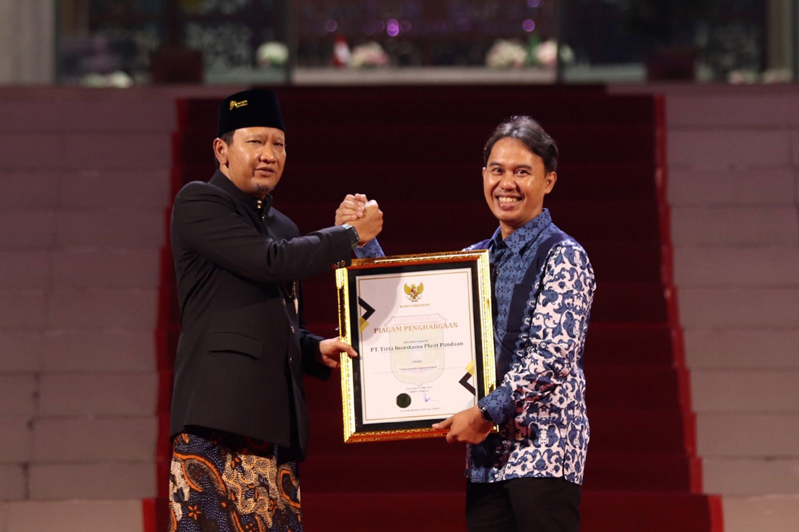 Mohammad Fahroni, Kepala Pabrik AQUA Pandaan (kansn) menerima Pasuruan Maslahat Award 2023 untuk Peduli keanekaragaman hayati dan Inisiator Pembayaran Jasa Lingkungan di Pasuruan oleh Bupati Irsyad Yusuf.