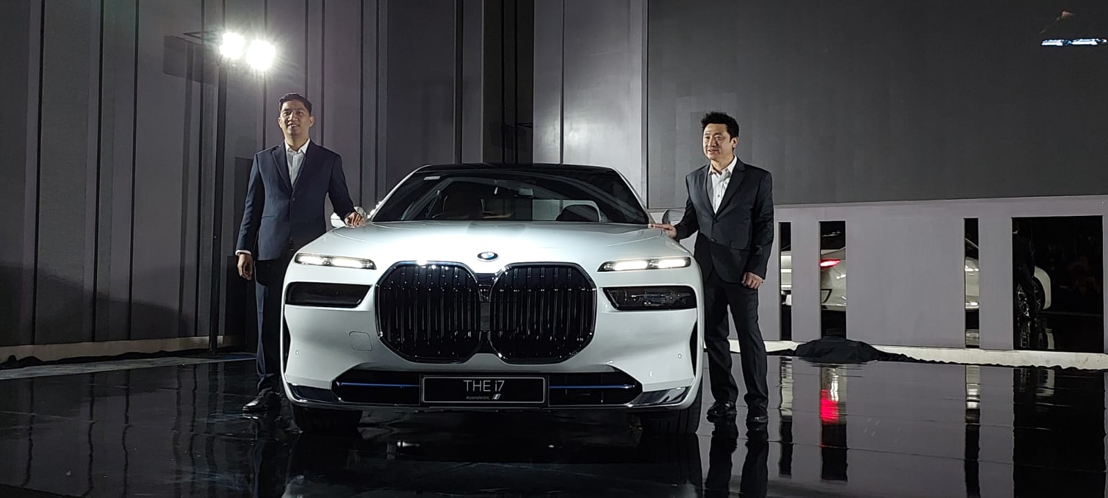 BMW seri 7 yang diperkenalkan ke konsumen di Surabaya dan sekitarnya.