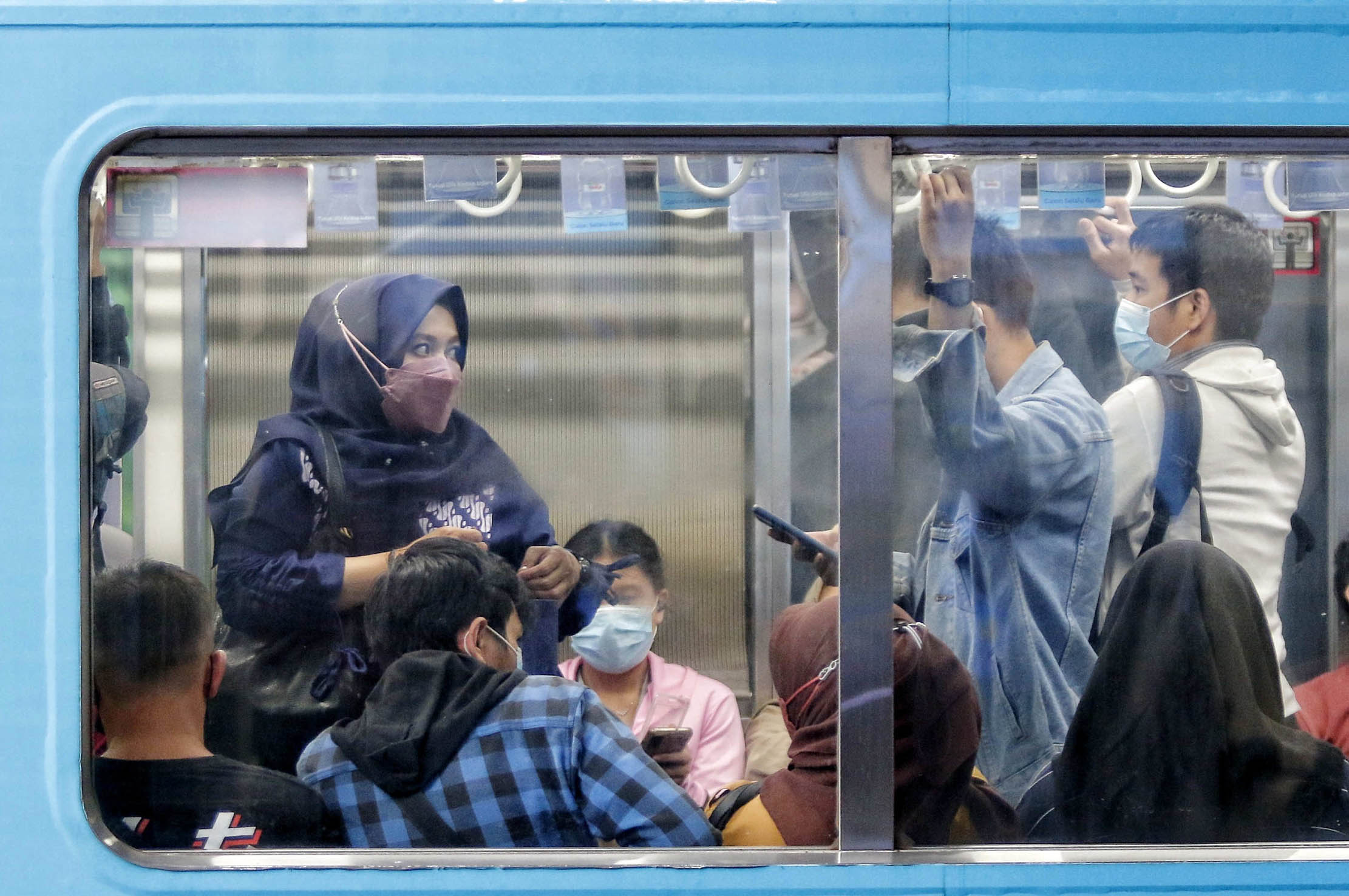 Nampak sejumlah penumpang KRL Commuter Line di Jakarta, Selasa 20 Juni 2023. Pengguna KRL Commuter Line Jabodetabek kini tidak wajib mengenakan masker. Hal ini sesuai dengan Surat Edaran (SE) Kementerian Perhubungan (Kemenhub), Nomor 17 Tahun 2023 tentang Protokol Kesehatan Pelaku Perjalanan Orang Dengan Transportasi Kereta Api Pada Masa Transisi Endemi Covid-19. Foto : Panji Asmoro/TrenAsia