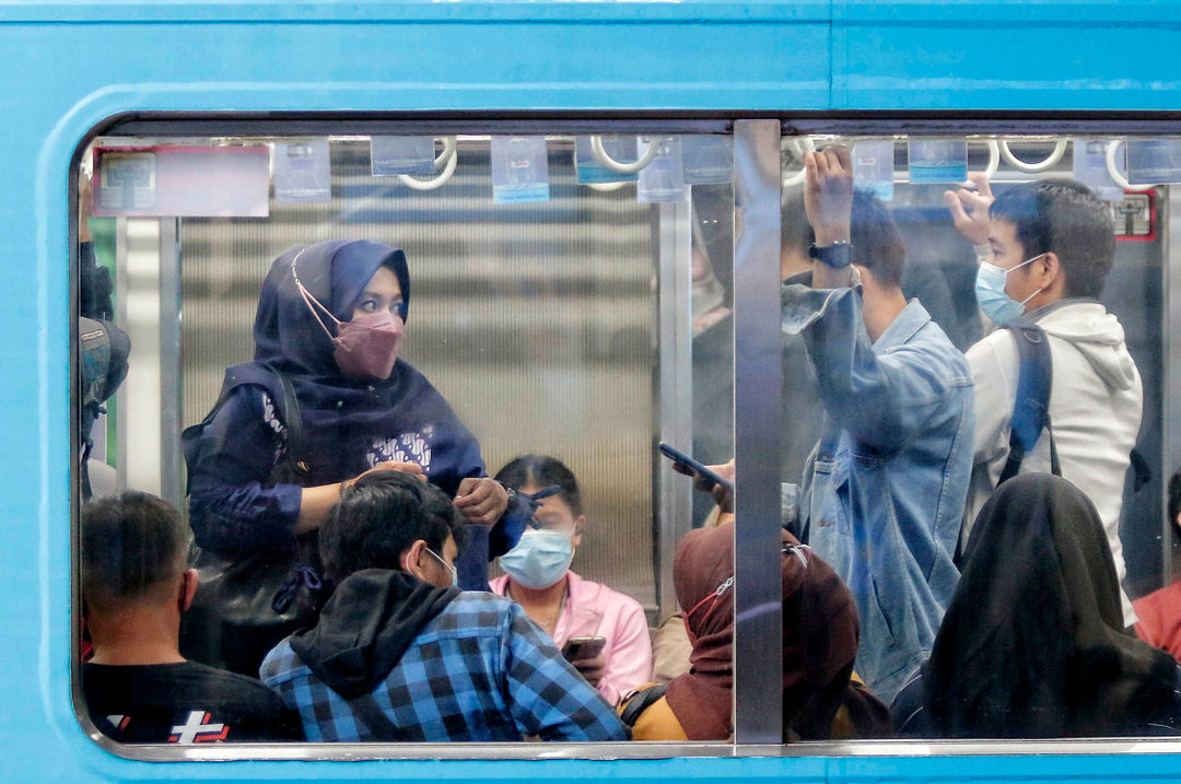 Nampak sejumlah penumpang KRL Commuter Line di Jakarta, Selasa 20 Juni 2023. Pengguna KRL Commuter Line Jabodetabek kini tidak wajib mengenakan masker. Hal ini sesuai dengan Surat Edaran (SE) Kementerian Perhubungan (Kemenhub), Nomor 17 Tahun 2023 tentang Protokol Kesehatan Pelaku Perjalanan Orang Dengan Transportasi Kereta Api Pada Masa Transisi Endemi Covid-19. Foto : Panji Asmoro/TrenAsia