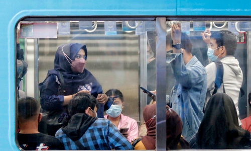 Nampak sejumlah penumpang KRL Commuter Line di Jakarta, Selasa 20 Juni 2023. Pengguna KRL Commuter Line Jabodetabek kini tidak wajib mengenakan masker. Hal ini sesuai dengan Surat Edaran (SE) Kementerian Perhubungan (Kemenhub), Nomor 17 Tahun 2023 tentang Protokol Kesehatan Pelaku Perjalanan Orang Dengan Transportasi Kereta Api Pada Masa Transisi Endemi Covid-19. Foto : Panji Asmoro/TrenAsia