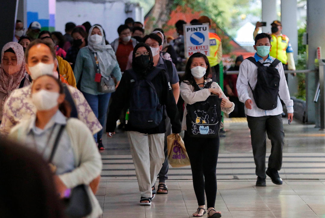 Nampak sejumlah penumpang KRL Commuter Line di Jakarta, Selasa 20 Juni 2023. Pengguna KRL Commuter Line Jabodetabek kini tidak wajib mengenakan masker. Hal ini sesuai dengan Surat Edaran (SE) Kementerian Perhubungan (Kemenhub), Nomor 17 Tahun 2023 tentang Protokol Kesehatan Pelaku Perjalanan Orang Dengan Transportasi Kereta Api Pada Masa Transisi Endemi Covid-19. Foto : Panji Asmoro/TrenAsia