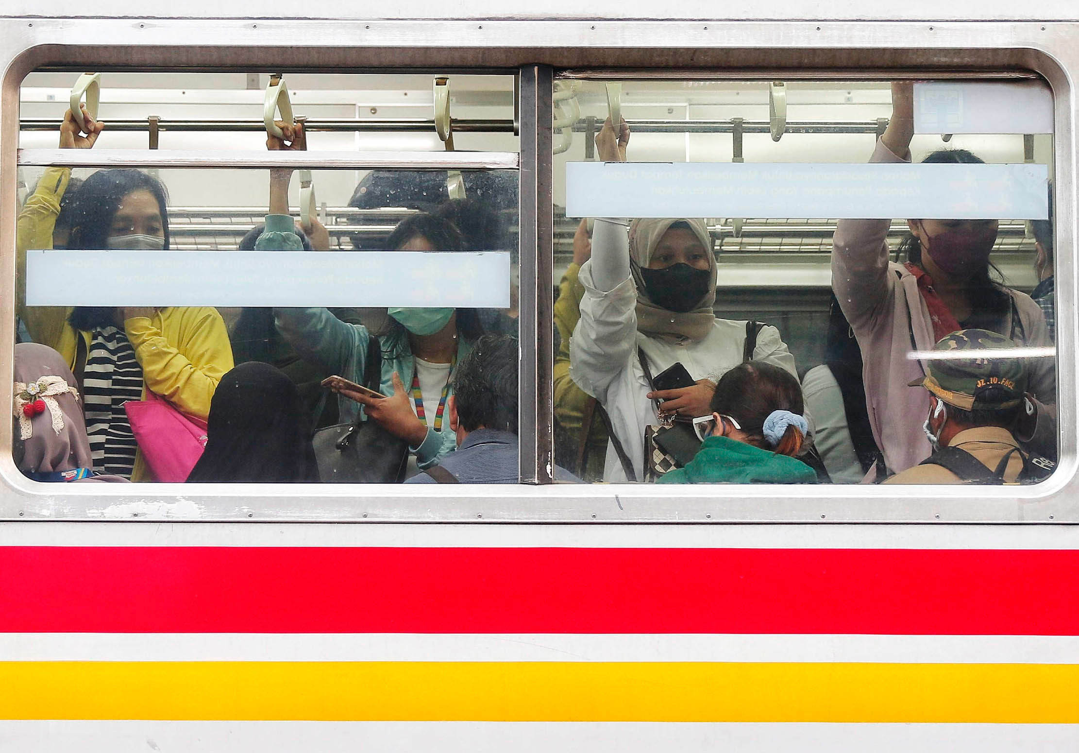 Nampak sejumlah penumpang KRL Commuter Line di Jakarta, Selasa 20 Juni 2023. Pengguna KRL Commuter Line Jabodetabek kini tidak wajib mengenakan masker. Hal ini sesuai dengan Surat Edaran (SE) Kementerian Perhubungan (Kemenhub), Nomor 17 Tahun 2023 tentang Protokol Kesehatan Pelaku Perjalanan Orang Dengan Transportasi Kereta Api Pada Masa Transisi Endemi Covid-19. Foto : Panji Asmoro/TrenAsia