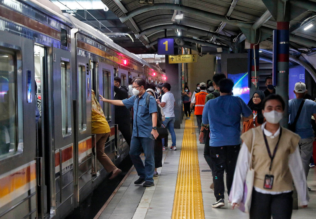 Nampak sejumlah penumpang KRL Commuter Line di Jakarta, Selasa 20 Juni 2023. Pengguna KRL Commuter Line Jabodetabek kini tidak wajib mengenakan masker. Hal ini sesuai dengan Surat Edaran (SE) Kementerian Perhubungan (Kemenhub), Nomor 17 Tahun 2023 tentang Protokol Kesehatan Pelaku Perjalanan Orang Dengan Transportasi Kereta Api Pada Masa Transisi Endemi Covid-19. Foto : Panji Asmoro/TrenAsia