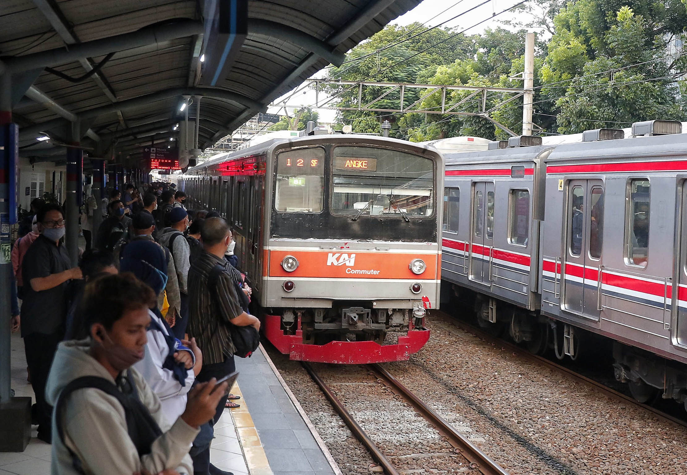 Nampak sejumlah penumpang KRL Commuter Line di Jakarta, Selasa 20 Juni 2023. Pengguna KRL Commuter Line Jabodetabek kini tidak wajib mengenakan masker. Hal ini sesuai dengan Surat Edaran (SE) Kementerian Perhubungan (Kemenhub), Nomor 17 Tahun 2023 tentang Protokol Kesehatan Pelaku Perjalanan Orang Dengan Transportasi Kereta Api Pada Masa Transisi Endemi Covid-19. Foto : Panji Asmoro/TrenAsia