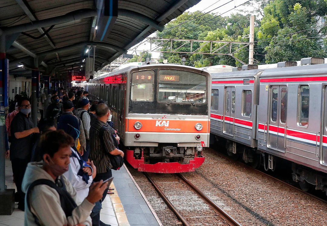 Nampak sejumlah penumpang KRL Commuter Line di Jakarta, Selasa 20 Juni 2023. Pengguna KRL Commuter Line Jabodetabek kini tidak wajib mengenakan masker. Hal ini sesuai dengan Surat Edaran (SE) Kementerian Perhubungan (Kemenhub), Nomor 17 Tahun 2023 tentang Protokol Kesehatan Pelaku Perjalanan Orang Dengan Transportasi Kereta Api Pada Masa Transisi Endemi Covid-19. Foto : Panji Asmoro/TrenAsia