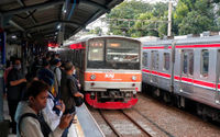 Nampak sejumlah penumpang KRL Commuter Line di Jakarta, Selasa 20 Juni 2023. Pengguna KRL Commuter Line Jabodetabek kini tidak wajib mengenakan masker. Hal ini sesuai dengan Surat Edaran (SE) Kementerian Perhubungan (Kemenhub), Nomor 17 Tahun 2023 tentang Protokol Kesehatan Pelaku Perjalanan Orang Dengan Transportasi Kereta Api Pada Masa Transisi Endemi Covid-19. Foto : Panji Asmoro/TrenAsia