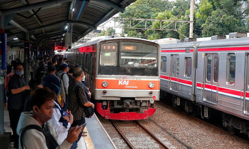 Nampak sejumlah penumpang KRL Commuter Line di Jakarta, Selasa 20 Juni 2023. Pengguna KRL Commuter Line Jabodetabek kini tidak wajib mengenakan masker. Hal ini sesuai dengan Surat Edaran (SE) Kementerian Perhubungan (Kemenhub), Nomor 17 Tahun 2023 tentang Protokol Kesehatan Pelaku Perjalanan Orang Dengan Transportasi Kereta Api Pada Masa Transisi Endemi Covid-19. Foto : Panji Asmoro/TrenAsia