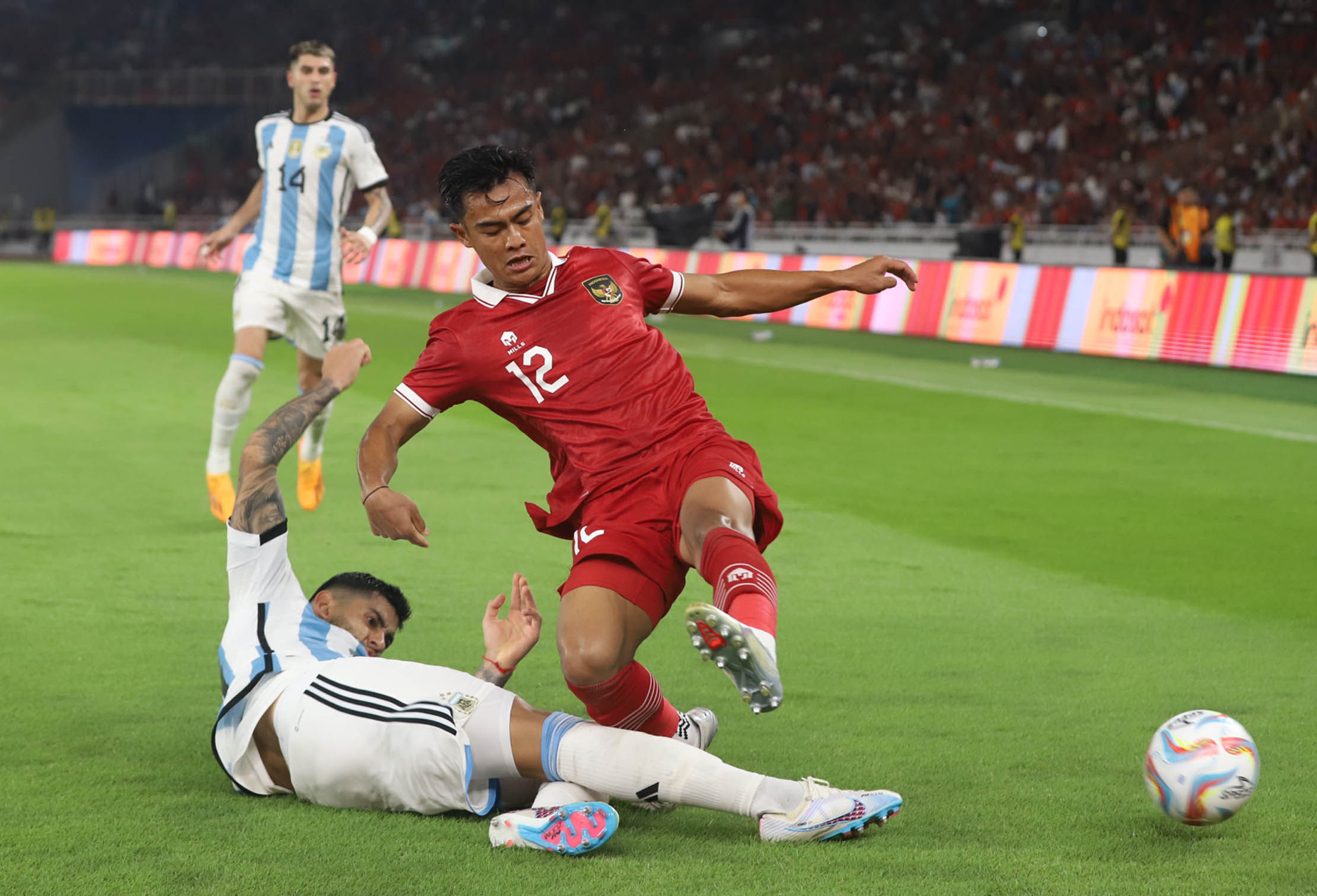 Aksi para pemain dalam pertandingan antara Timnas Indonesia melawan Argentina yang berakhir dengan skor 0-2 untuk kemenangan Tim Argentina. Senin 19 Juni 2023. Foto : Panji Asmoro/TrenAsia