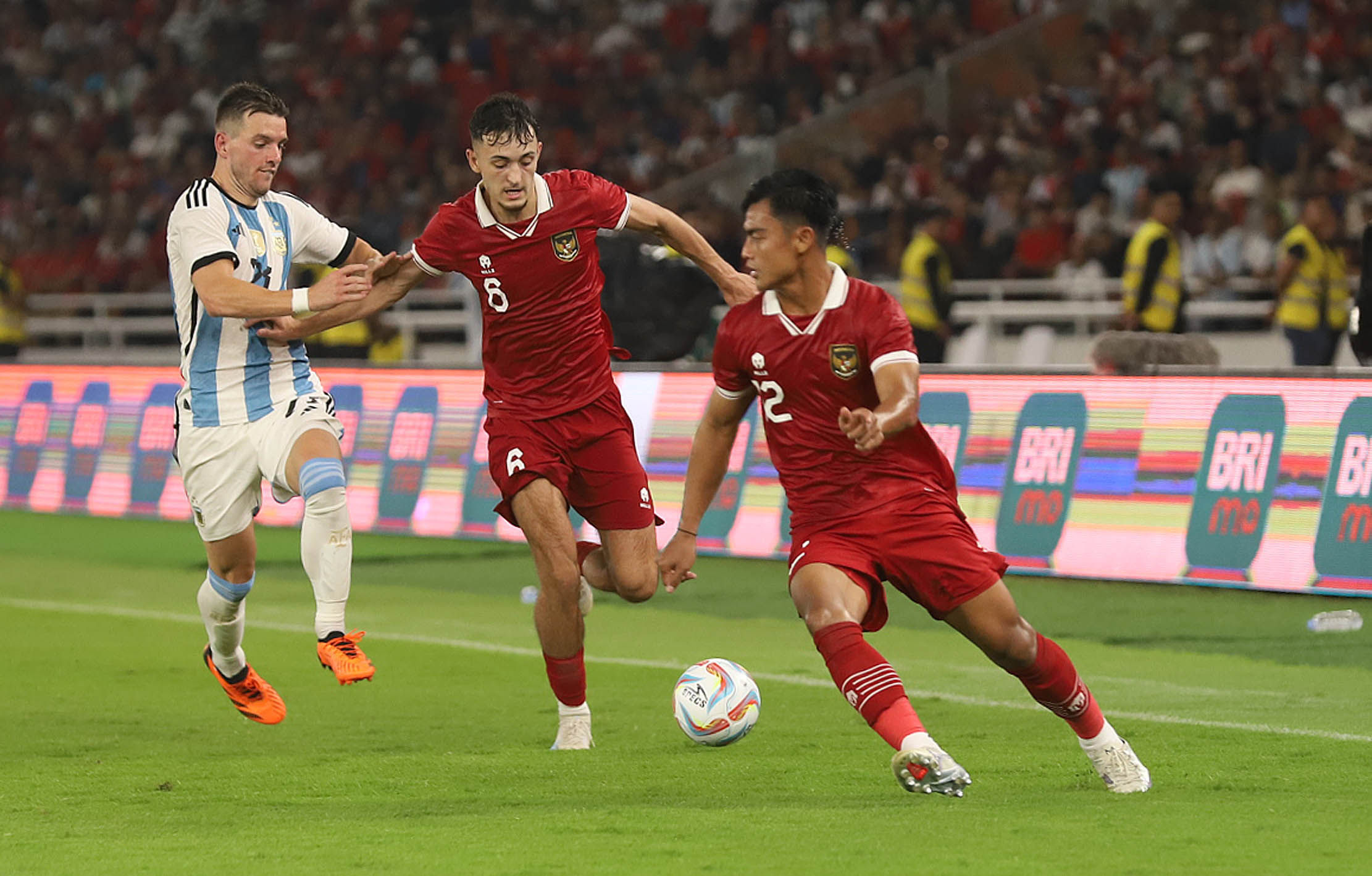  Aksi para pemain dalam pertandingan antara Timnas Indonesia melawan Argentina yang berakhir dengan skor 0-2 untuk kemenangan Tim Argentina. Senin 19 Juni 2023. Foto : Panji Asmoro/TrenAsia