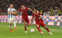  Aksi para pemain dalam pertandingan antara Timnas Indonesia melawan Argentina yang berakhir dengan skor 0-2 untuk kemenangan Tim Argentina. Senin 19 Juni 2023. Foto : Panji Asmoro/TrenAsia