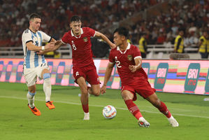  Aksi para pemain dalam pertandingan antara Timnas Indonesia melawan Argentina yang berakhir dengan skor 0-2 untuk kemenangan Tim Argentina. Senin 19 Juni 2023. Foto : Panji Asmoro/TrenAsia