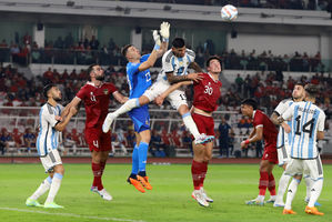  Aksi para pemain dalam pertandingan antara Timnas Indonesia melawan Argentina yang berakhir dengan skor 0-2 untuk kemenangan Tim Argentina. Senin 19 Juni 2023. Foto : Panji Asmoro/TrenAsia