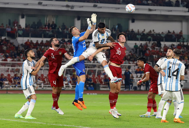  Aksi para pemain dalam pertandingan antara Timnas Indonesia melawan Argentina yang berakhir dengan skor 0-2 untuk kemenangan Tim Argentina. Senin 19 Juni 2023. Foto : Panji Asmoro/TrenAsia