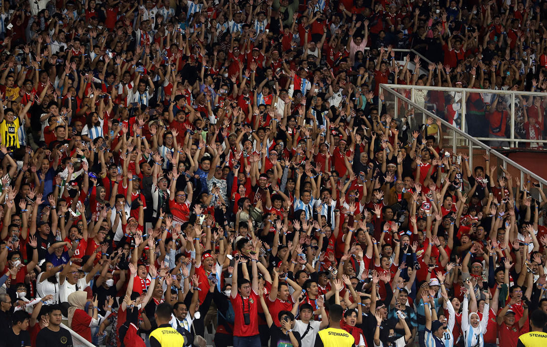 Ribuan penonton memadati Stadion Utama Gelora Bung Karno untuk menyaksikan pertandingan antara Timnas Indonesia melawan Argentina yang berakhir dengan skor 0-2 untuk kemenangan Tim Argentina. Senin 19 Juni 2023. Foto : Panji Asmoro/TrenAsia