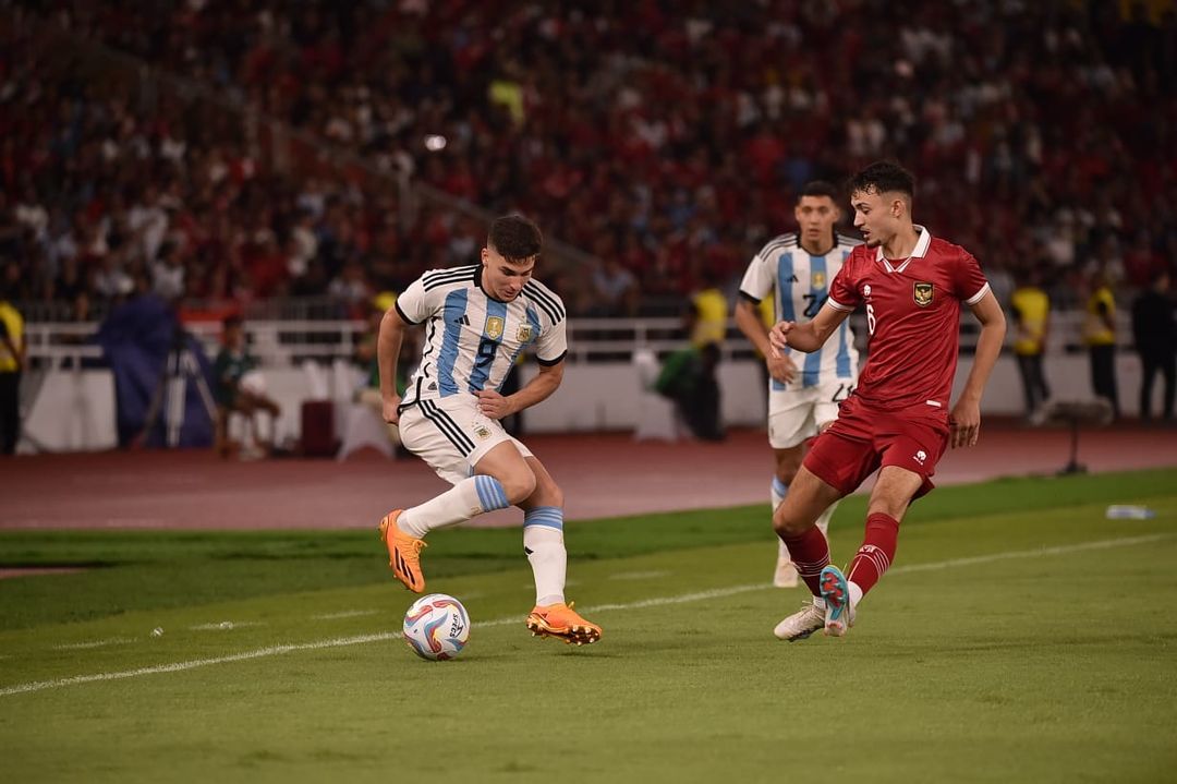 Pemain Timnas Indonesia, Ivar Jenner (kanan) membayangi striker Timnas Argentina, Julian Alvarez, dalam FIFA Matchday di SUGBK, Senin 19 Juni 2023.