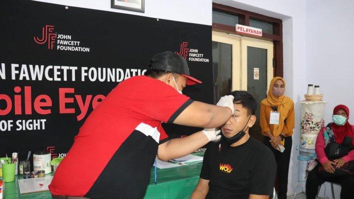 Operasi mata katarak dilaksanakan di Kabupaten Banyuwangi kerja sama Palang Merah Indonesia (PMI) dengan organisasi kemanusiaan John Fawcett Foundation (JFF) tanggal 20-24 Juni 2023.