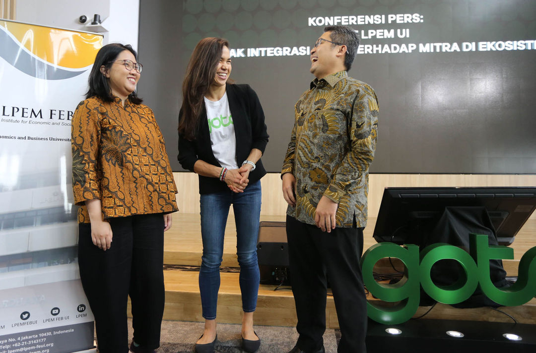 (Dari kiri-kanan)Peneliti LPEM dan Asisten Profesor di Fakultas Ekonomi dan Bisnis Universitas Indonesia  Prani Sastiono, Ph.D - Head of Sustainability Grup GoTo Tanah Sullivan - Kepala LPEM FEB UI Chaikal Nuryakin - Ph.D  dalam acara peluncuran kajian terbaru Lembaga Penyelidikan Ekonomi dan Masyarakat Fakultas Ekonomi dan Bisnis Universitas Indonesia (LPEM FEB UI) terhadap mitra GoTo di Jakarta 20 Juni 2023. 