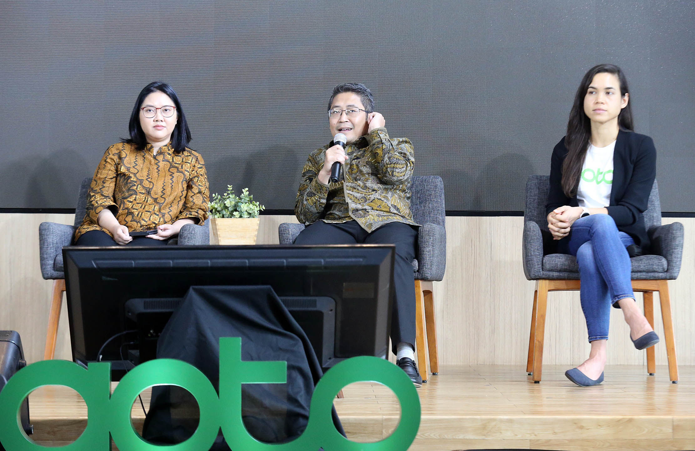 (Dari kiri-kanan)Peneliti LPEM dan Asisten Profesor di Fakultas Ekonomi dan Bisnis Universitas Indonesia  Prani Sastiono, Ph.D - Kepala LPEM FEB UI Chaikal Nuryakin - Ph.D - Head of Sustainability Grup GoTo Tanah Sullivan dalam acara peluncuran kajian terbaru Lembaga Penyelidikan Ekonomi dan Masyarakat Fakultas Ekonomi dan Bisnis Universitas Indonesia (LPEM FEB UI) terhadap mitra GoTo di Jakarta 20 Juni 2023. Foto : Panji Asmoro/TrenAsia