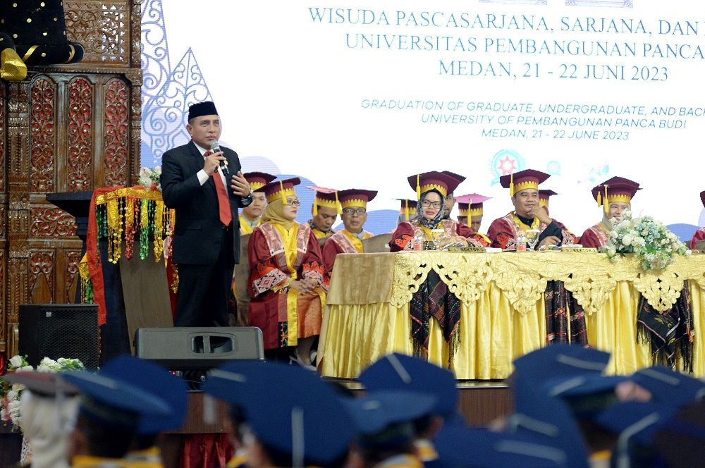 Gubernur Sumut Edy Rahmayadi memberi motivasi kepada wisudawan UNPAB

