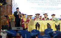 Gubernur Sumut Edy Rahmayadi memberi motivasi kepada wisudawan UNPAB