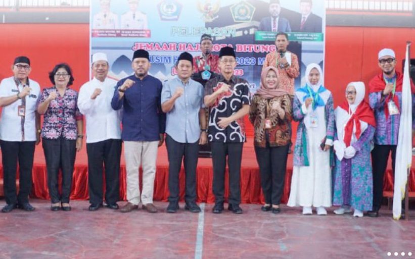 Wawali Bitung Hengky Honandar didampigi Sekdakot Rudy Theno foto bersama dengan perwakilan calon Jamaah Haji usai pelepasan di GOR Menembo-nembo. (Foto:Istimewa)