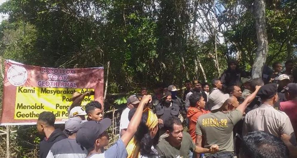 Warga masyarakat adat Poco Leok bersitegang dengan aparat keamanan (POLPP, Brimob dan TNI-Polri).