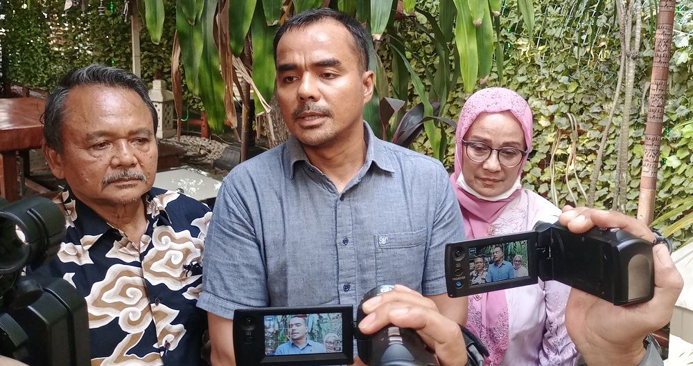 Enda Ersinallsal Ginting bersama kedua orangtuanya saat menceritakan perjuangannya mencari sang anak
