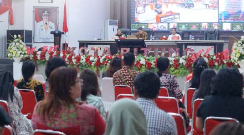 Wali Kota Maurits Mantiri membuka via zoom kegiatan rembuk stunting Kota Bitung. (Foto:Istimewa)