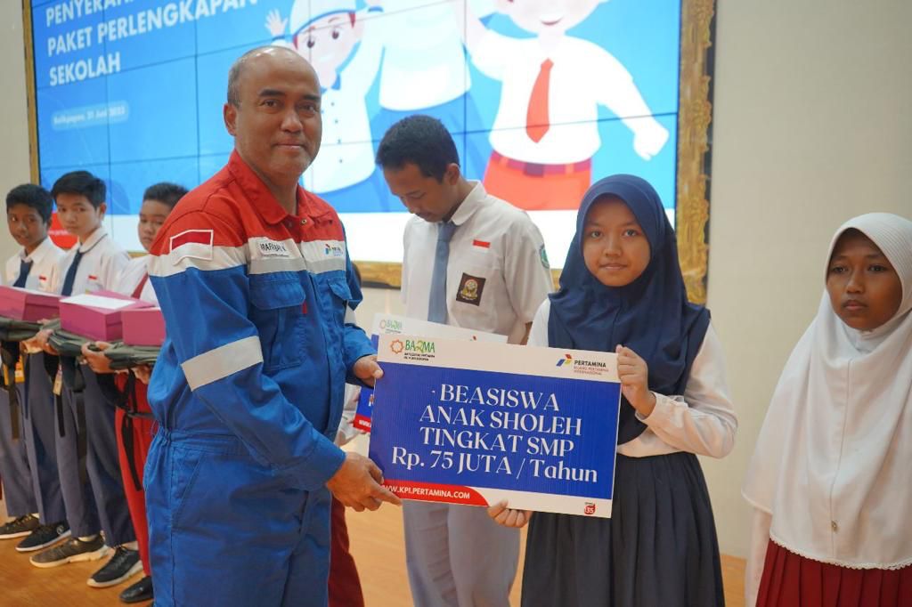 Menjelang Tahun Ajaran Baru, Baituzzakah Pertamina Salurkan 325 Paket Sekolah