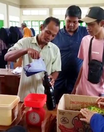 Manfaatkan Sampah Warga Bojong, Mahasiswa KKN Vokasi UNY Hasilkan Eco Enzyme
