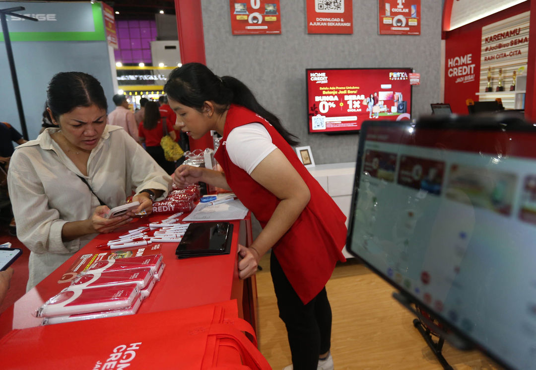 Nampak sejumlah pengunjungi tengah melihat serta mencari informasi produk dan layanan Home Credit di Arena Jakarta Fair Kemayoran (JFK) , 22 Juni 2023. Foto : Panji Asmoro/TrenAsia