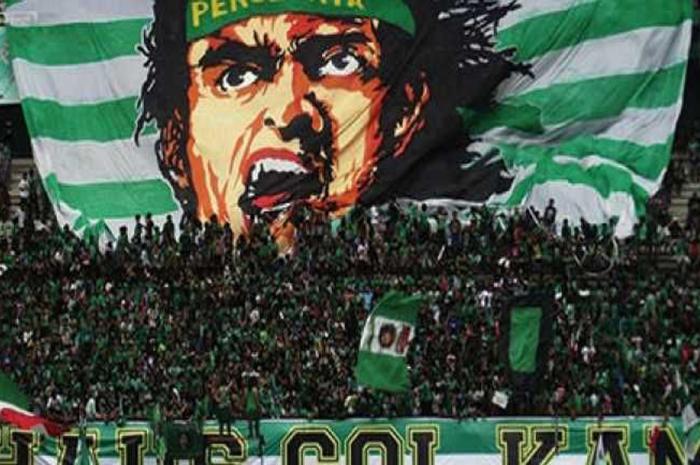 Suporter yang biasa disebut Bonek saat mendukung Persebaya bertanding.