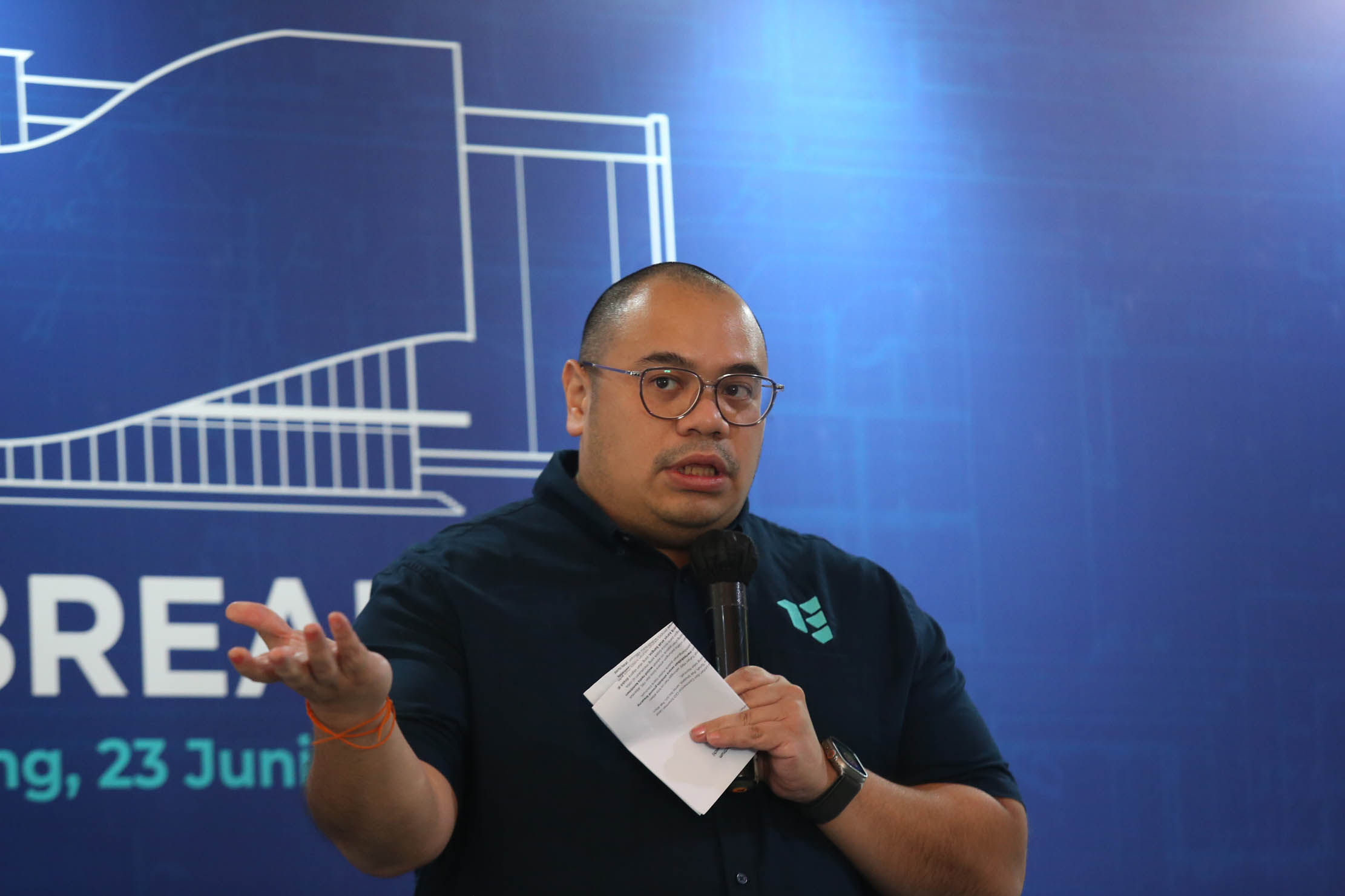  Direktur Utama Electrum Pandu Sjahrir -saat peresmian groundbreaking pembangunan pabrik motor listrik Electrum di Zone E Kawasan Greenland International Industrial Center (GIIC), Cikarang, Jumat 23 Juni 2023. Foto : Panji Asmoro/TrenAsia