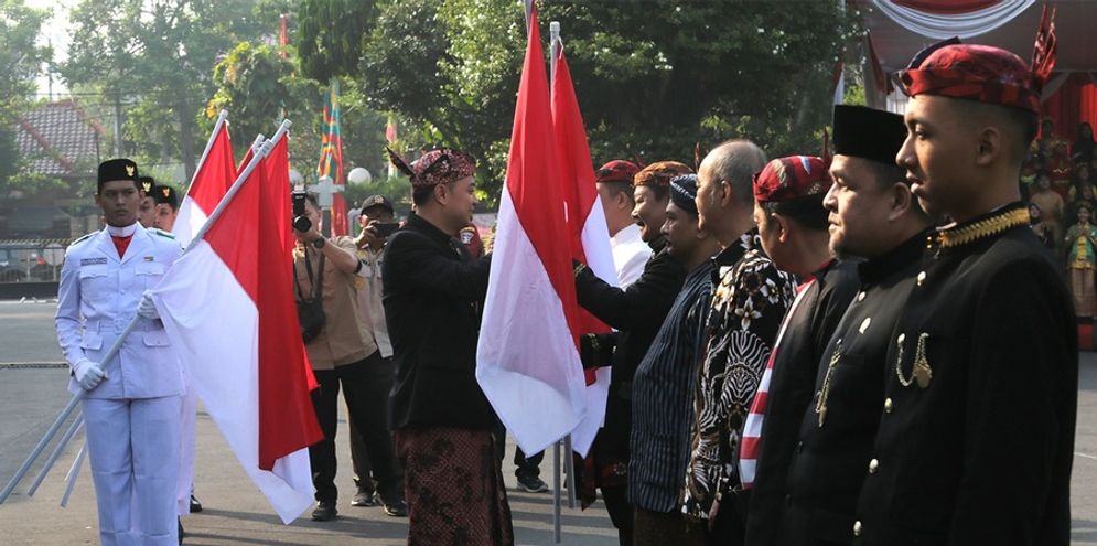 original_zoom_pembagian_bendera_merah_putih8.jpg