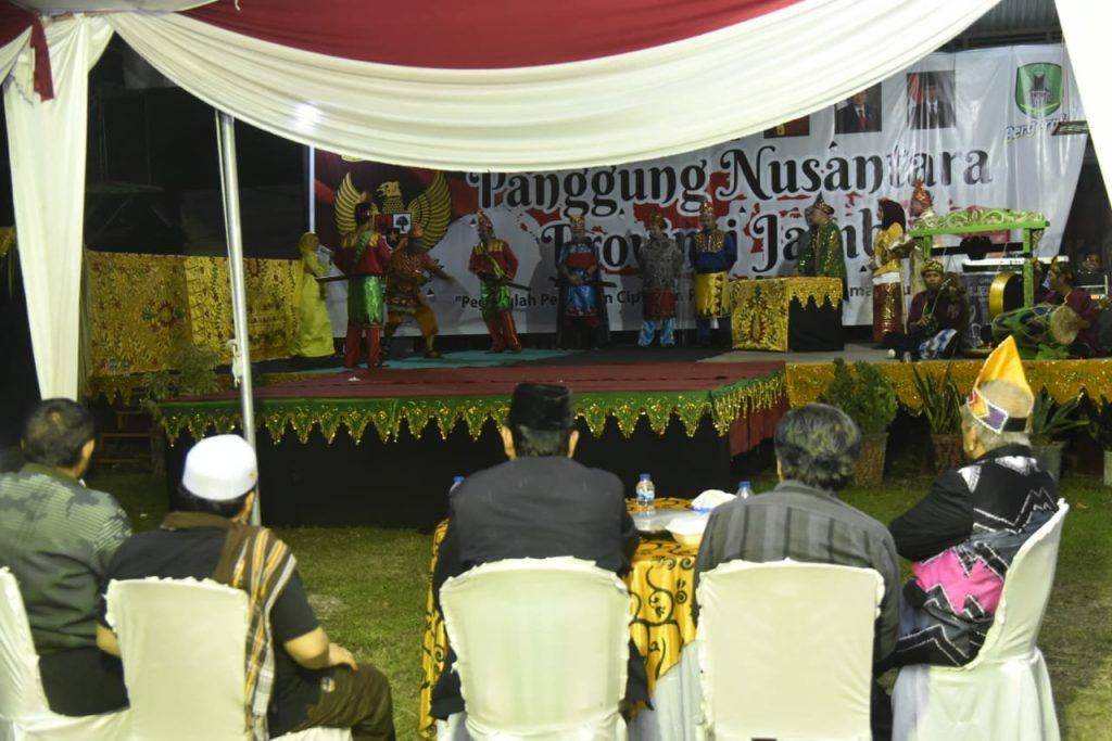 Lakon Kesenian Mamanda menghibur Kerukunan Bubuhan Banjar (KBB) Provinsi Jambi, yang dihadiri Gubernur Kalsel H Sahbirin Noor (Foto : Istimewa)