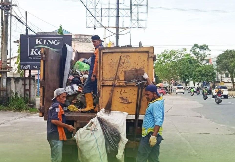 Petugas DLH mengangkut sampah dari TPS 