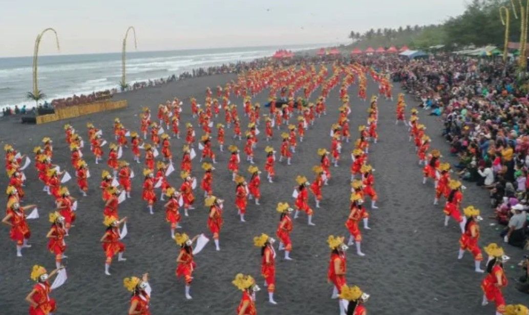 Tarian Kolosal Meriahkan Festival Segoro Topeng Kaliwungu, Sedot Wisatawan ke Lumajang