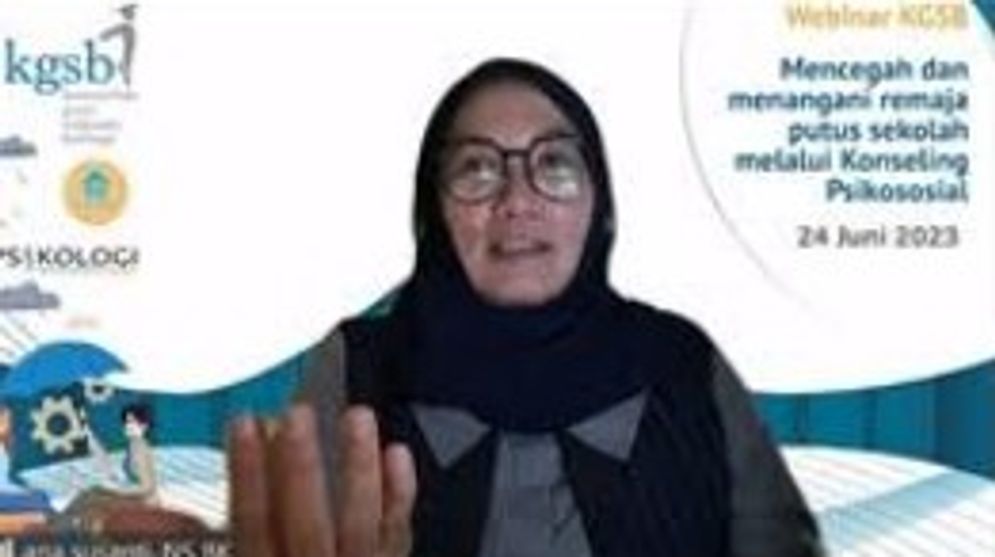  Founder Rumah Guru BK (RGBK) dan Widyaiswara Balai Besar Guru Penggerak Provinsi Jawa Barat Kemendikbud Ristek RI, Ana Susanti saat menyampaikan materi di Webinar KGSB: Mencegah dan Menangani Remaja Putus Sekolah Melalui Konseling Psikososial pada Sabtu, 24 Juni 2023.